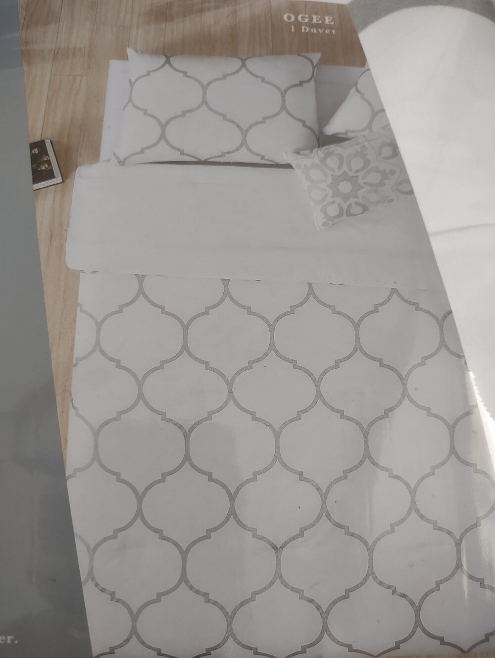 New 🆕 4 Piece Set Duvet Cover Trellis + 2 Pillow Shams + 1 Embroidered Pillow